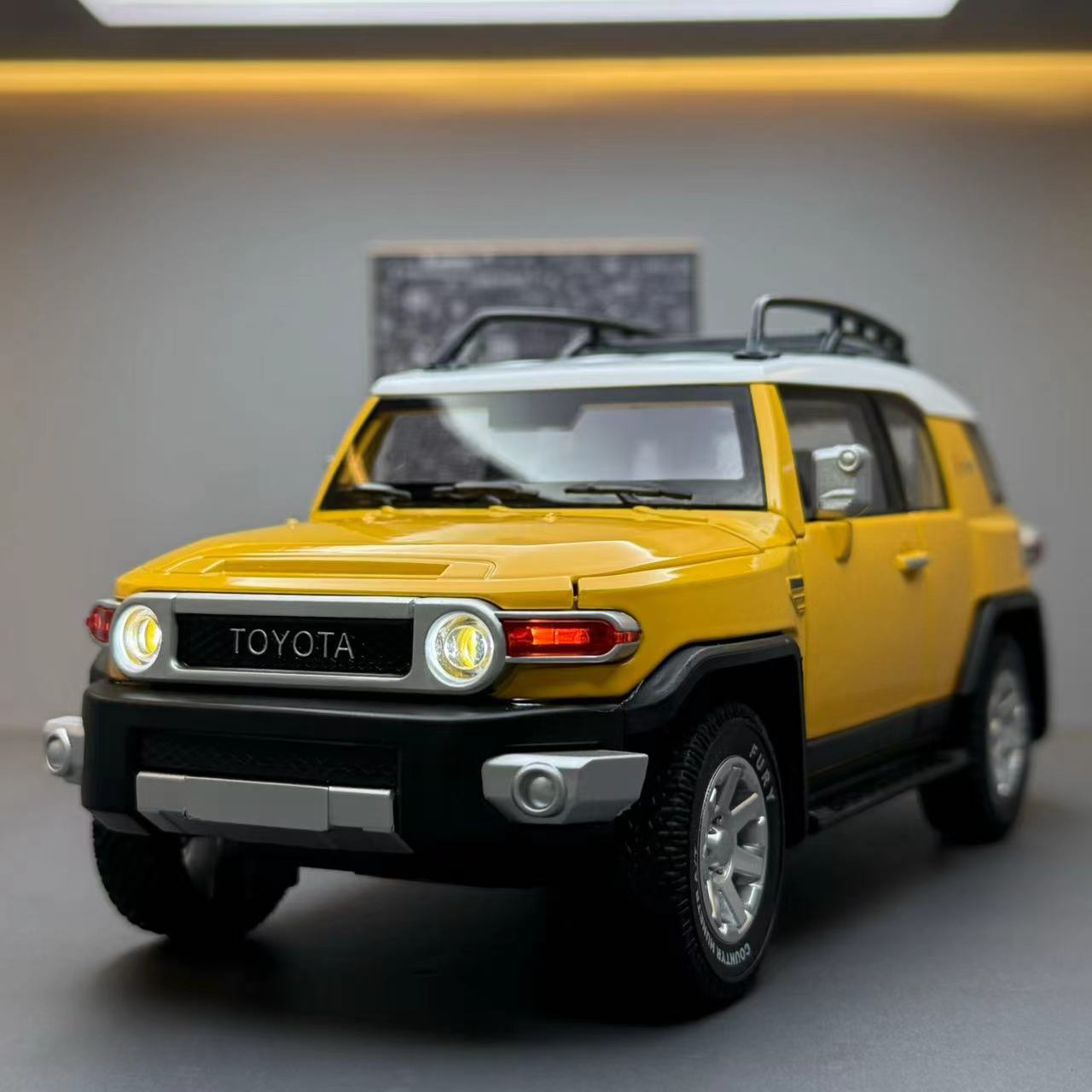 Toyota FJ Cruiser 1:24 Alloy Diecast Model Car | Sound & Light FX | Pull Back & Go | Off-Road Adventure Toy (8.5" x 3.5" x 3.8")