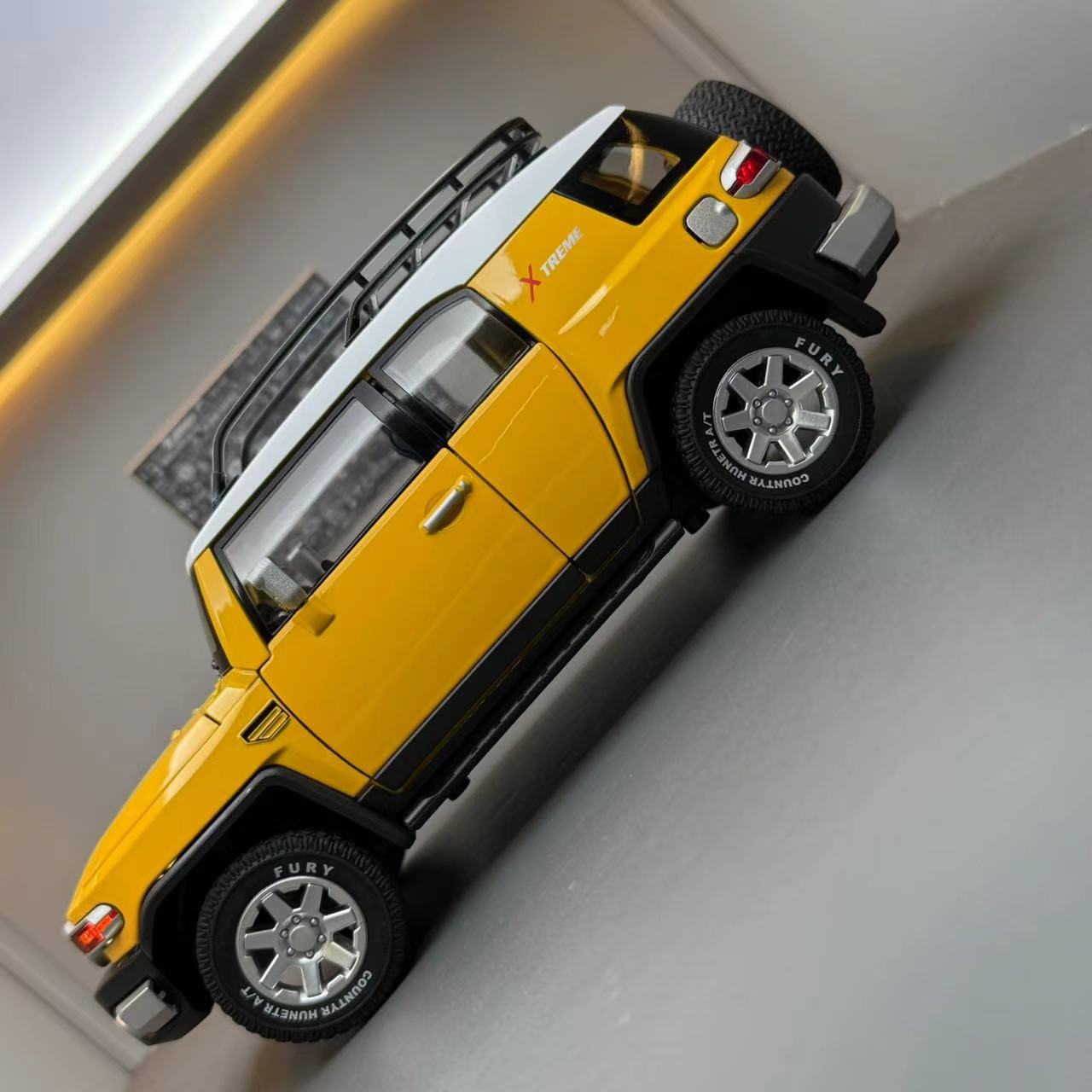 Toyota FJ Cruiser 1:24 Alloy Diecast Model Car | Sound & Light FX | Pull Back & Go | Off-Road Adventure Toy (8.5" x 3.5" x 3.8")
