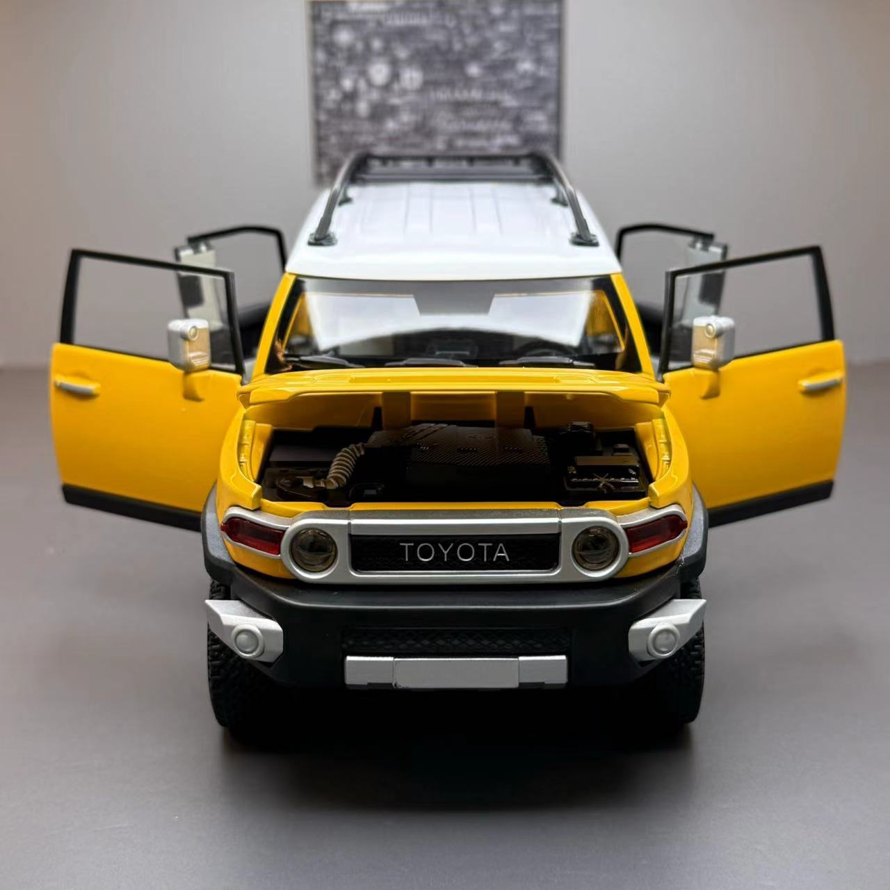 Toyota FJ Cruiser 1:24 Alloy Diecast Model Car | Sound & Light FX | Pull Back & Go | Off-Road Adventure Toy (8.5" x 3.5" x 3.8")
