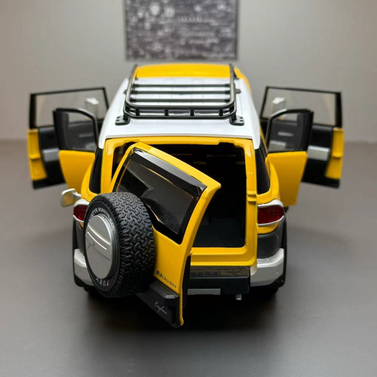 Toyota FJ Cruiser 1:24 Alloy Diecast Model Car | Sound & Light FX | Pull Back & Go | Off-Road Adventure Toy (8.5" x 3.5" x 3.8")
