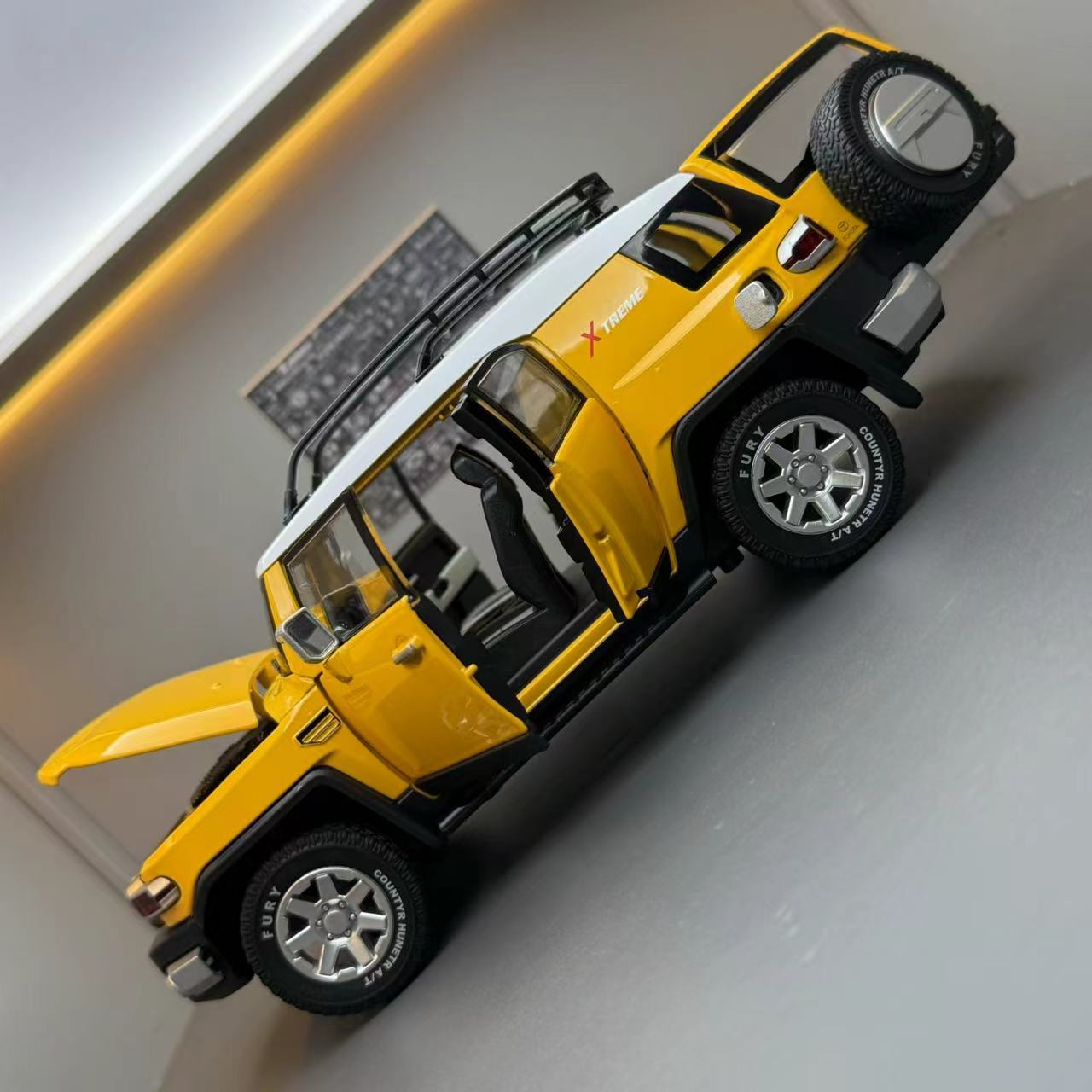 Toyota FJ Cruiser 1:24 Alloy Diecast Model Car | Sound & Light FX | Pull Back & Go | Off-Road Adventure Toy (8.5" x 3.5" x 3.8")